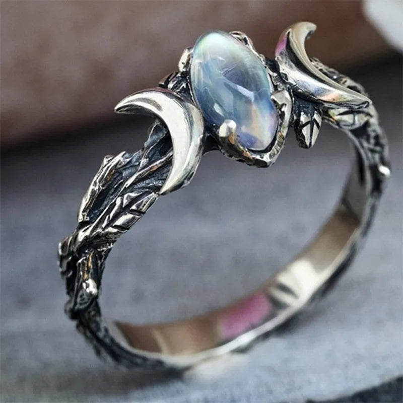 Grace of Máni Moonstone Ring