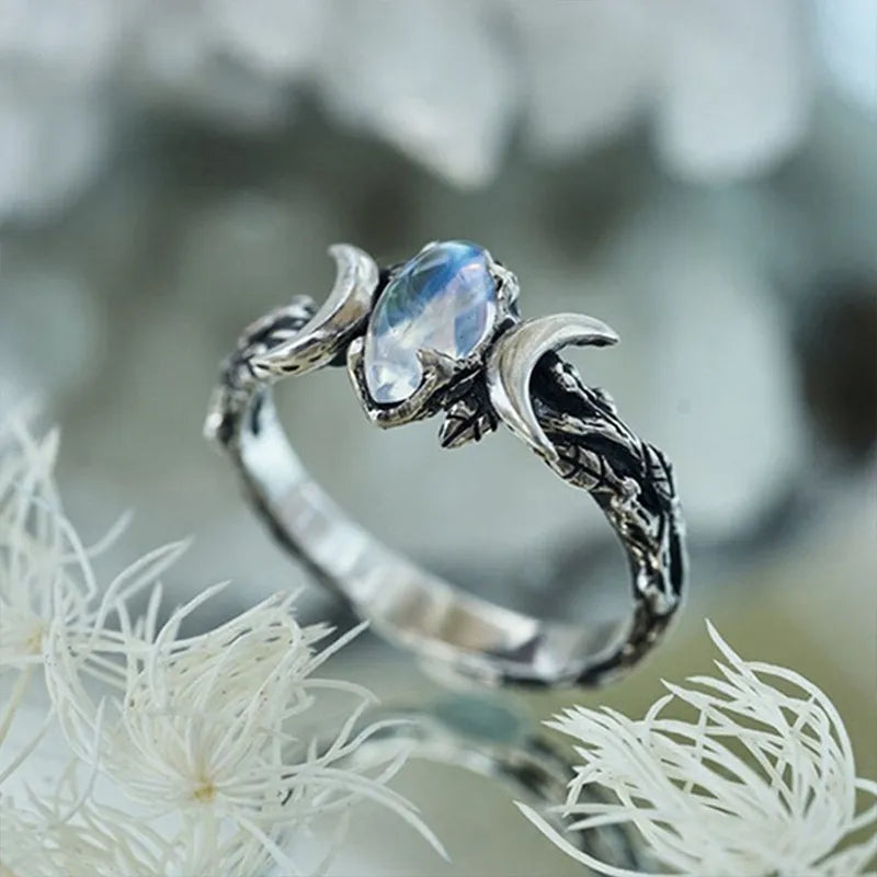 Grace of Máni Moonstone Ring