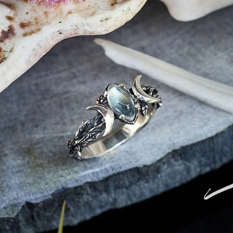 Grace of Máni Moonstone Ring