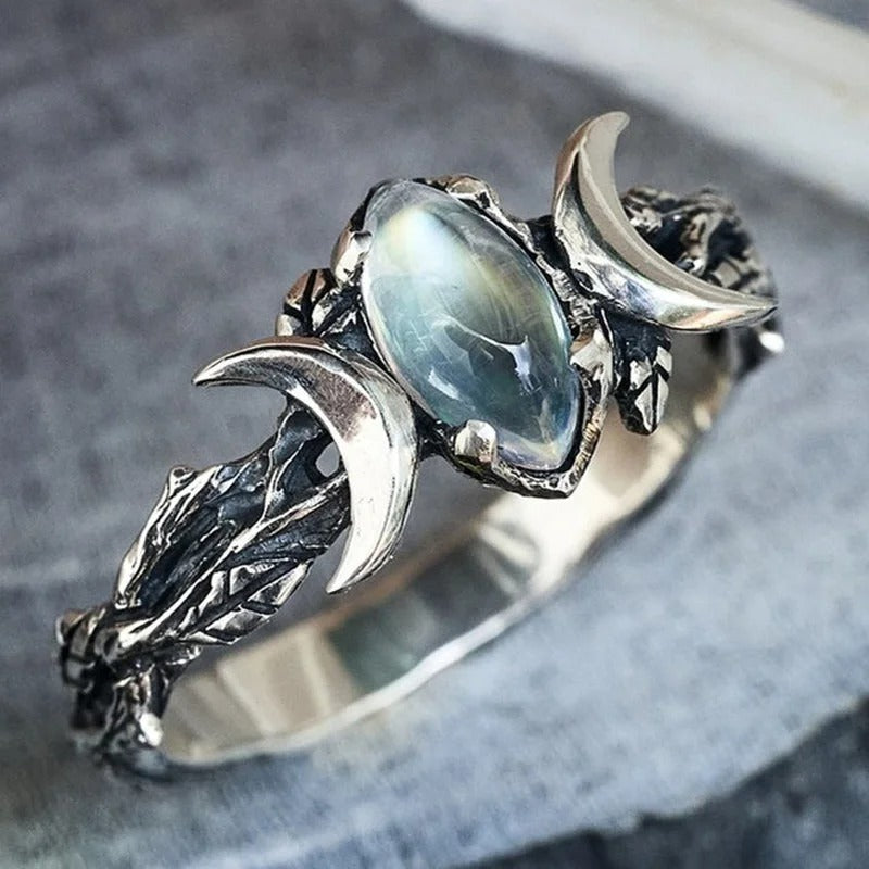 Grace of Máni Moonstone Ring