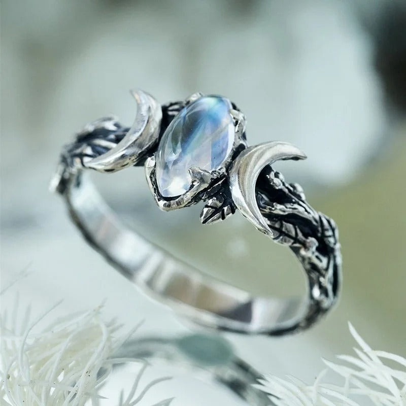 Grace of Máni Moonstone Ring